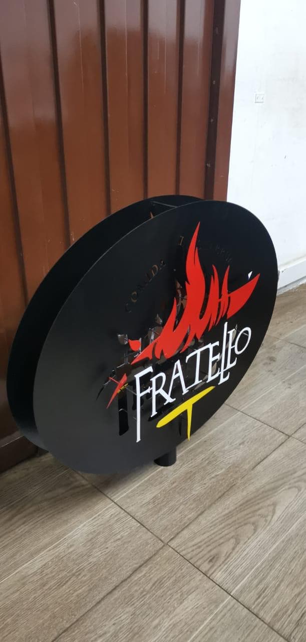 Aviso iluminado en metal con logotipo corporativo