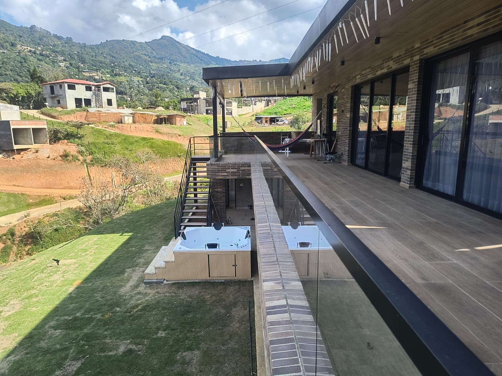 Casa con terraza y jacuzzis exteriores