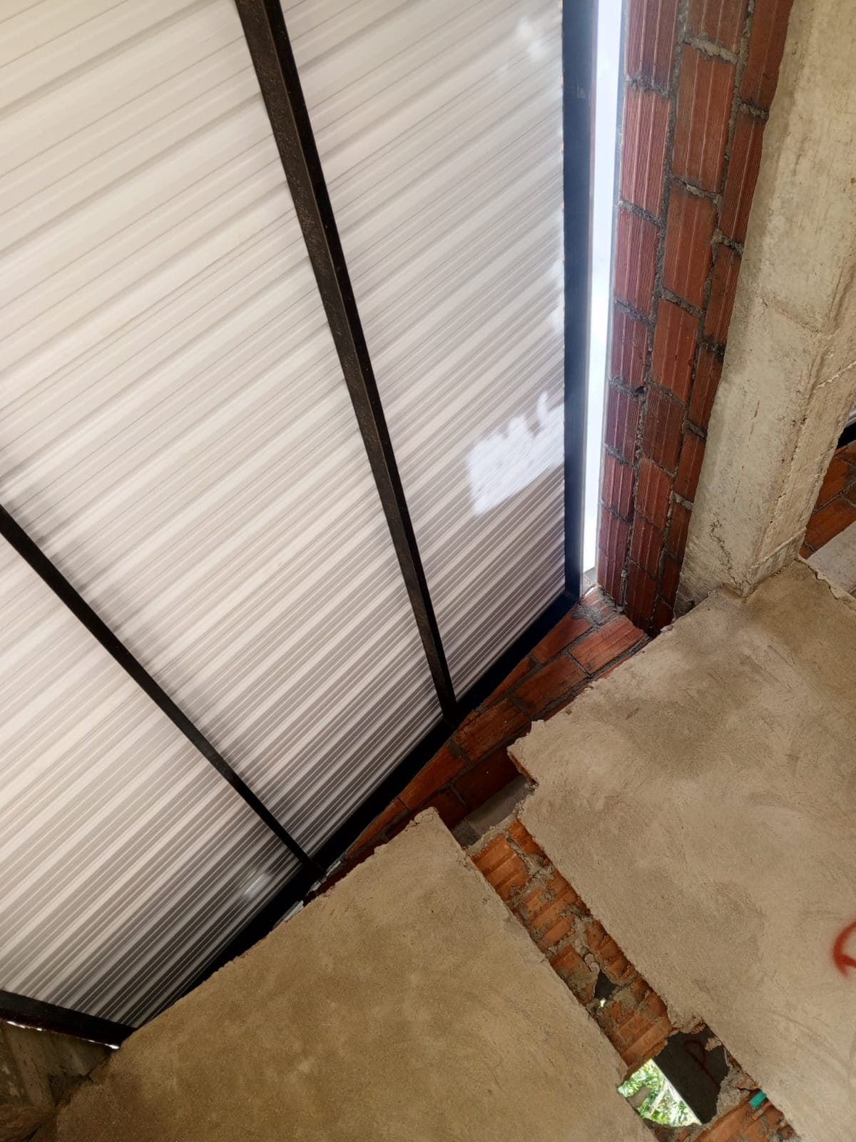 Cubierta metálica con paneles termoacústicos