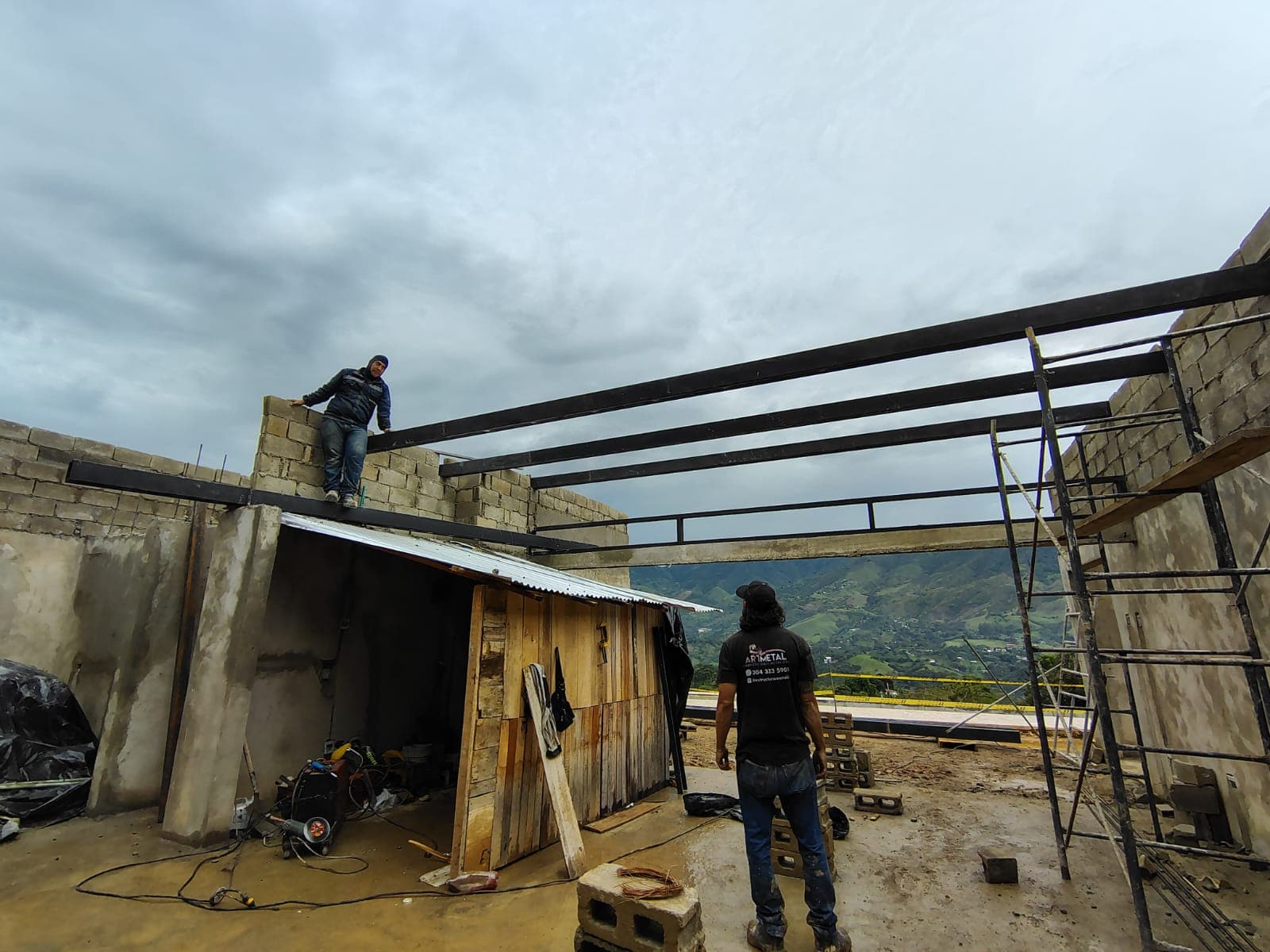 Equipo ArtMetal trabajando en obra