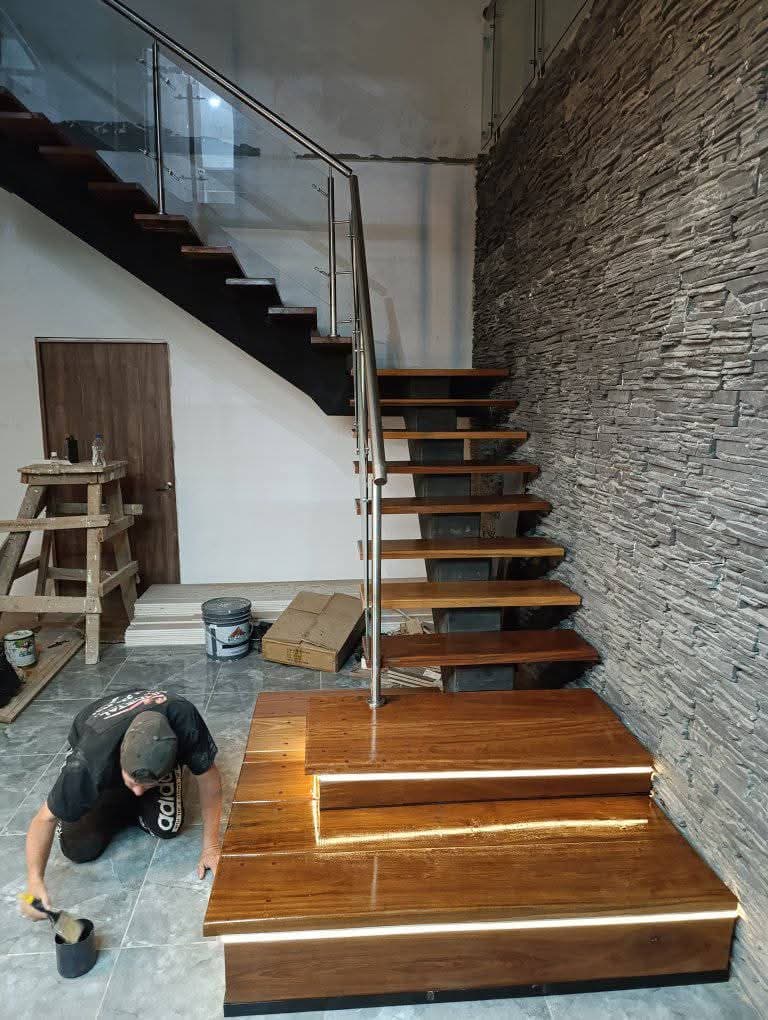 Escalera flotante en madera y metal con barandal de vidrio