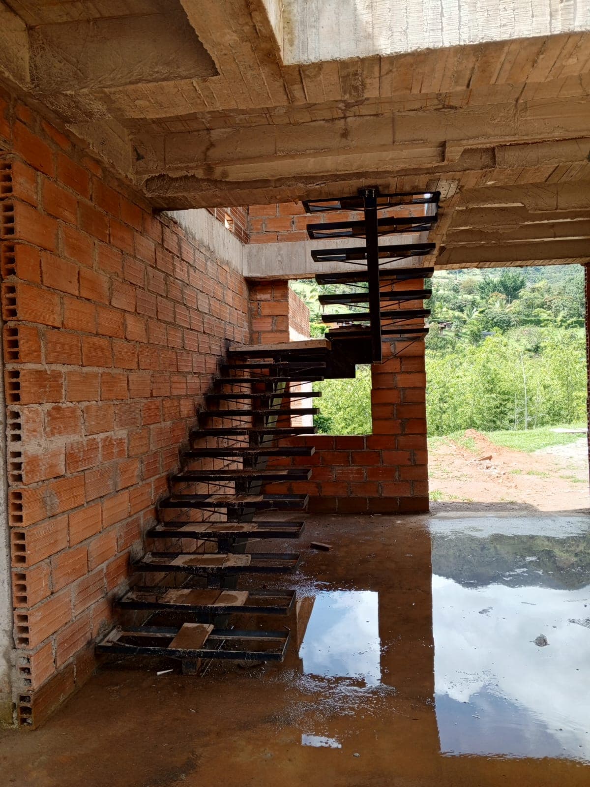 Escalera metálica en voladizo
