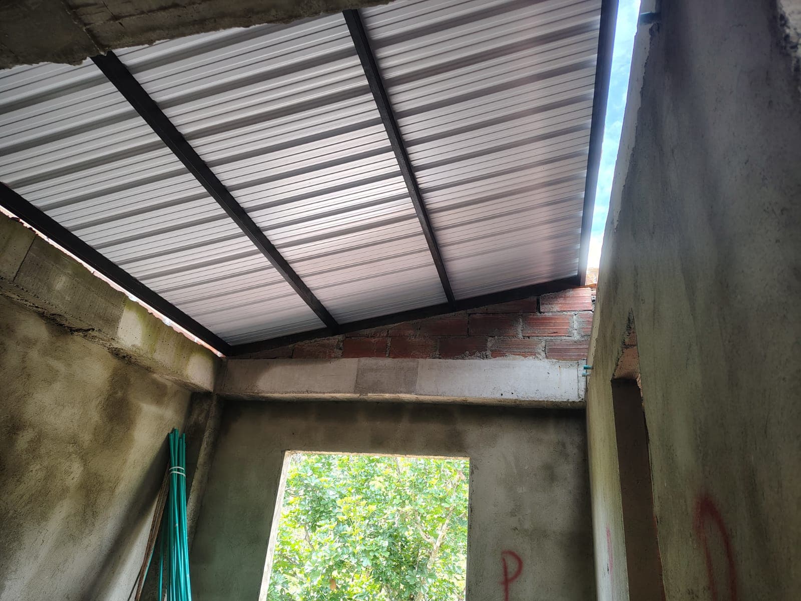 Estructura metálica con cubierta