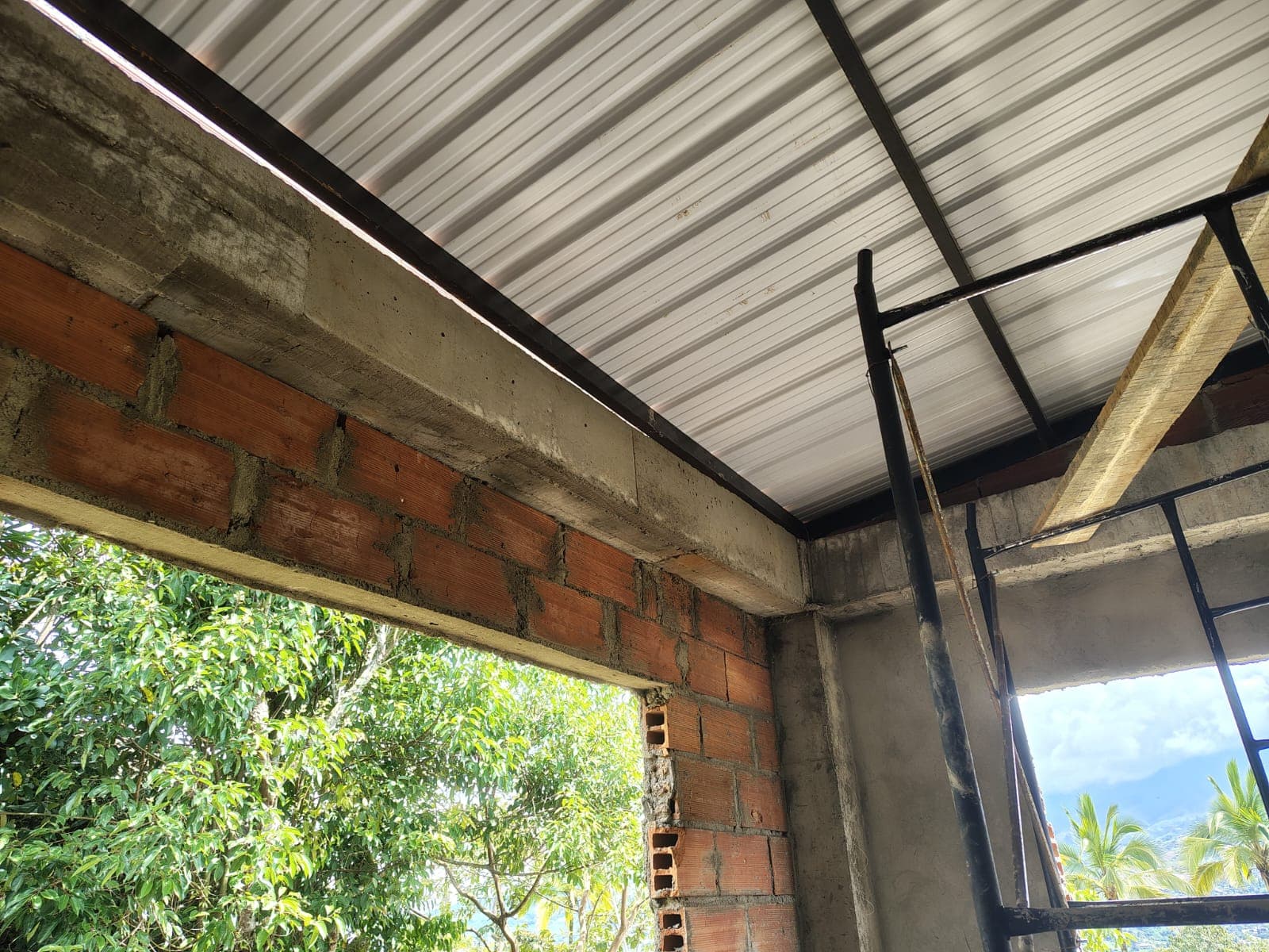 Vigas metálicas en obra