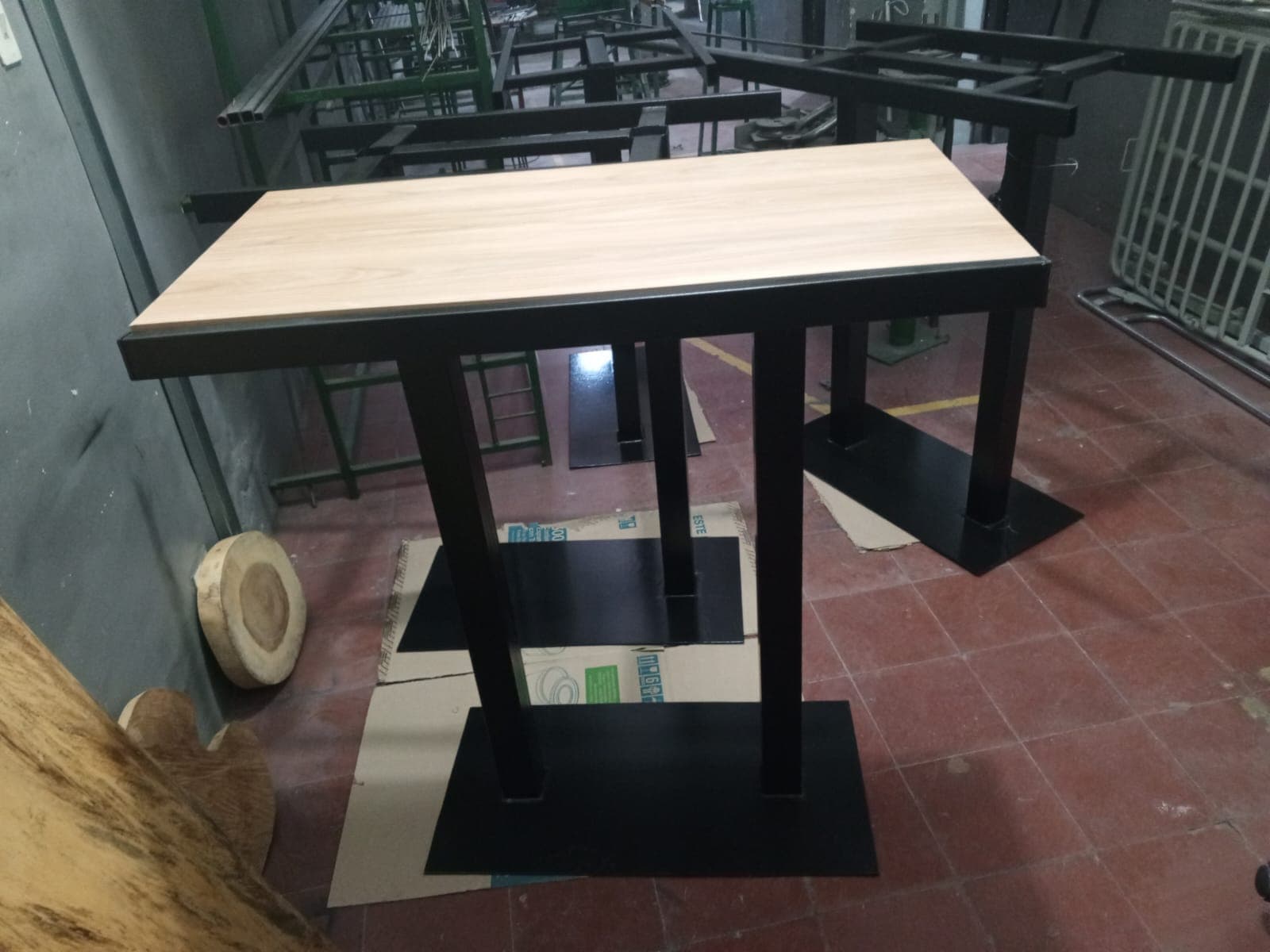 Mesa alta tipo bar con base metálica negra