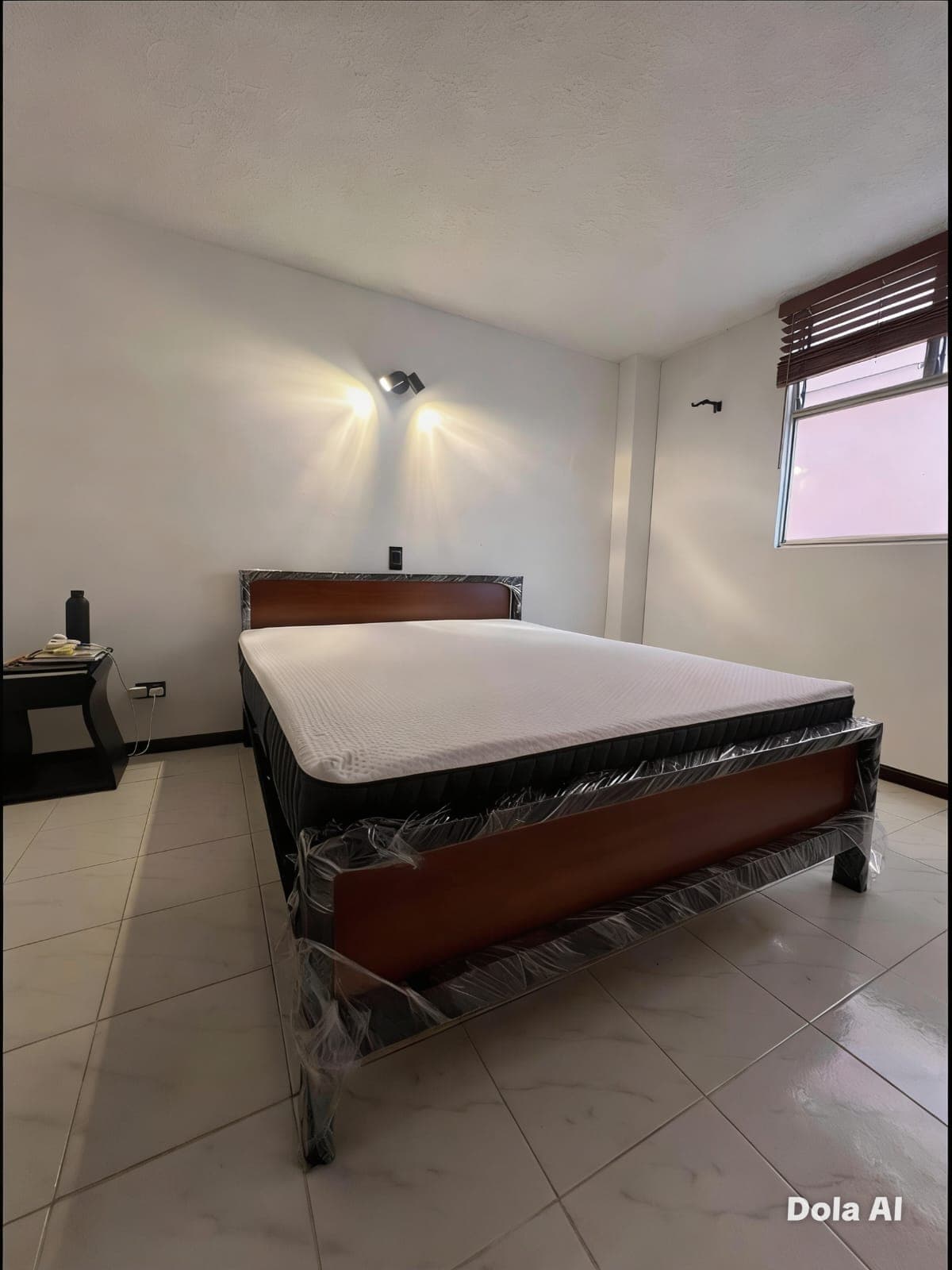 Cama king con base metálica negra