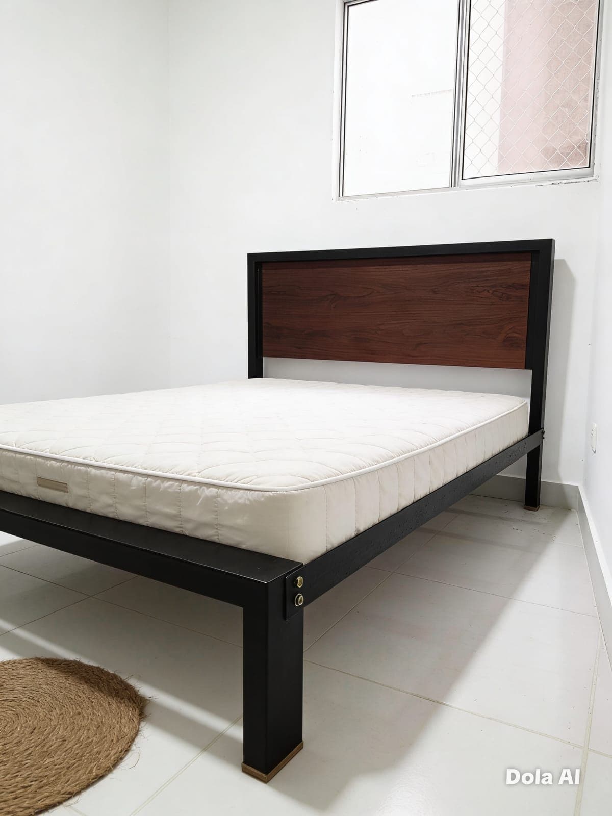 Cama metálica industrial con cabecero en madera