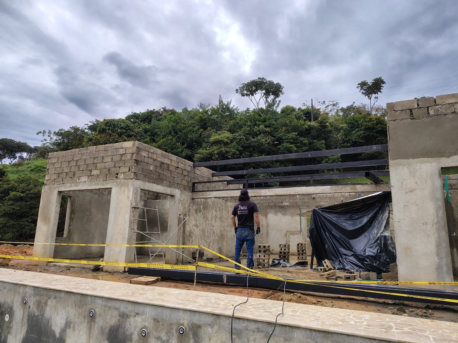 Obra de construcción con estructura metálica