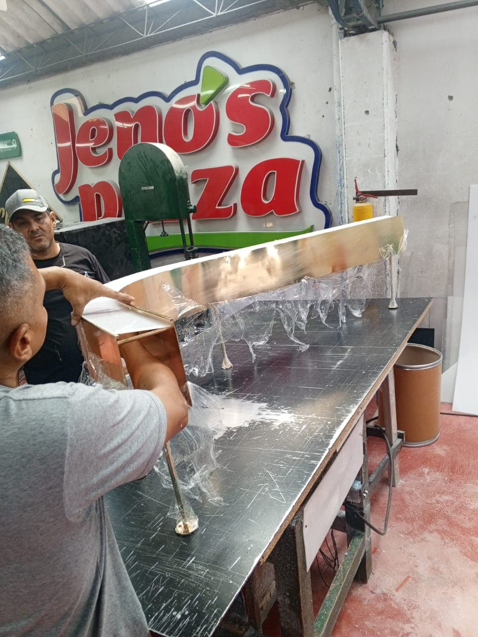 Taller ArtMetal en San Antonio de Prado, Medellín · piezas metálicas terminadas listas para entrega
