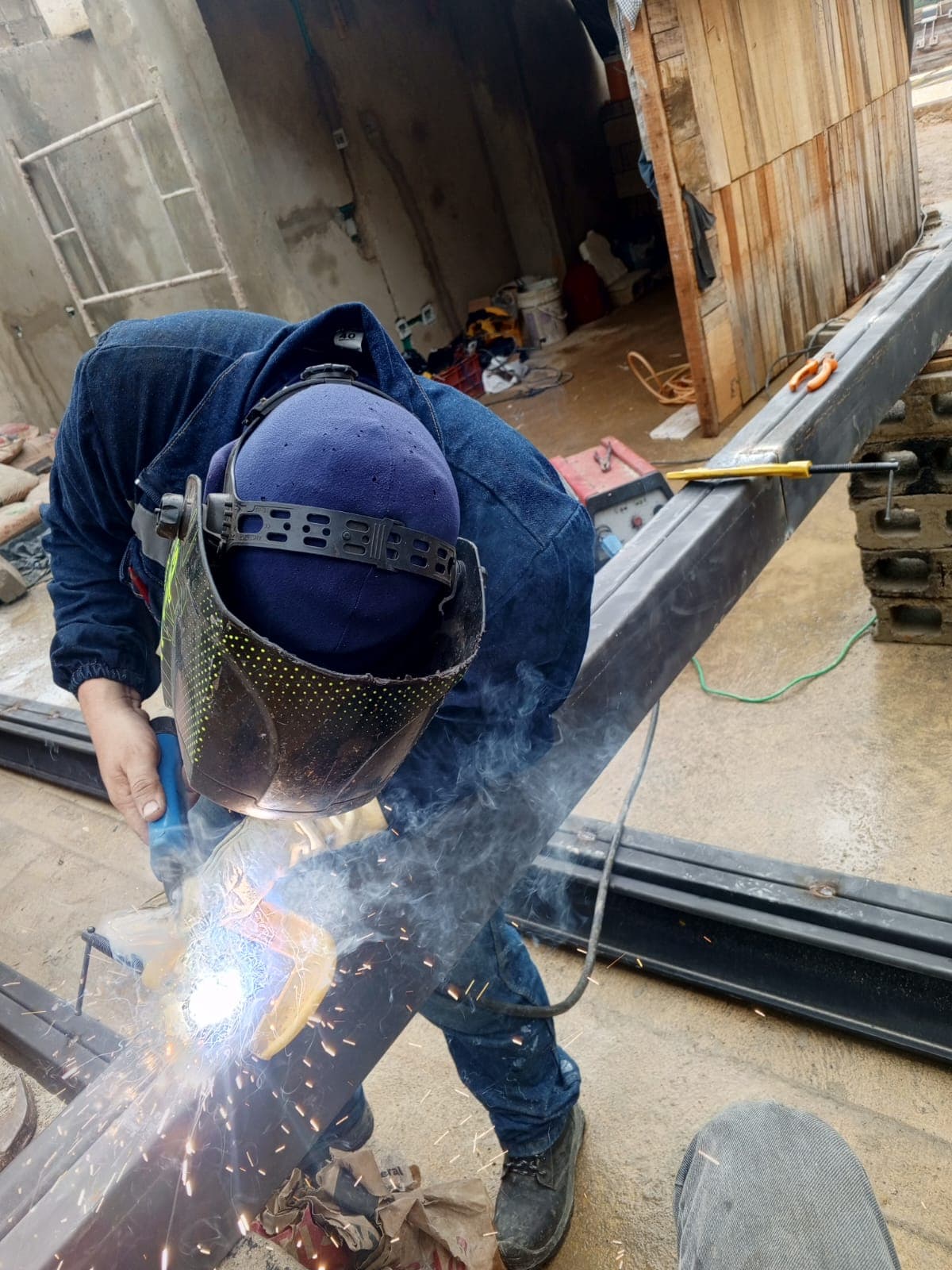 Fabricación de caja fuerte en taller