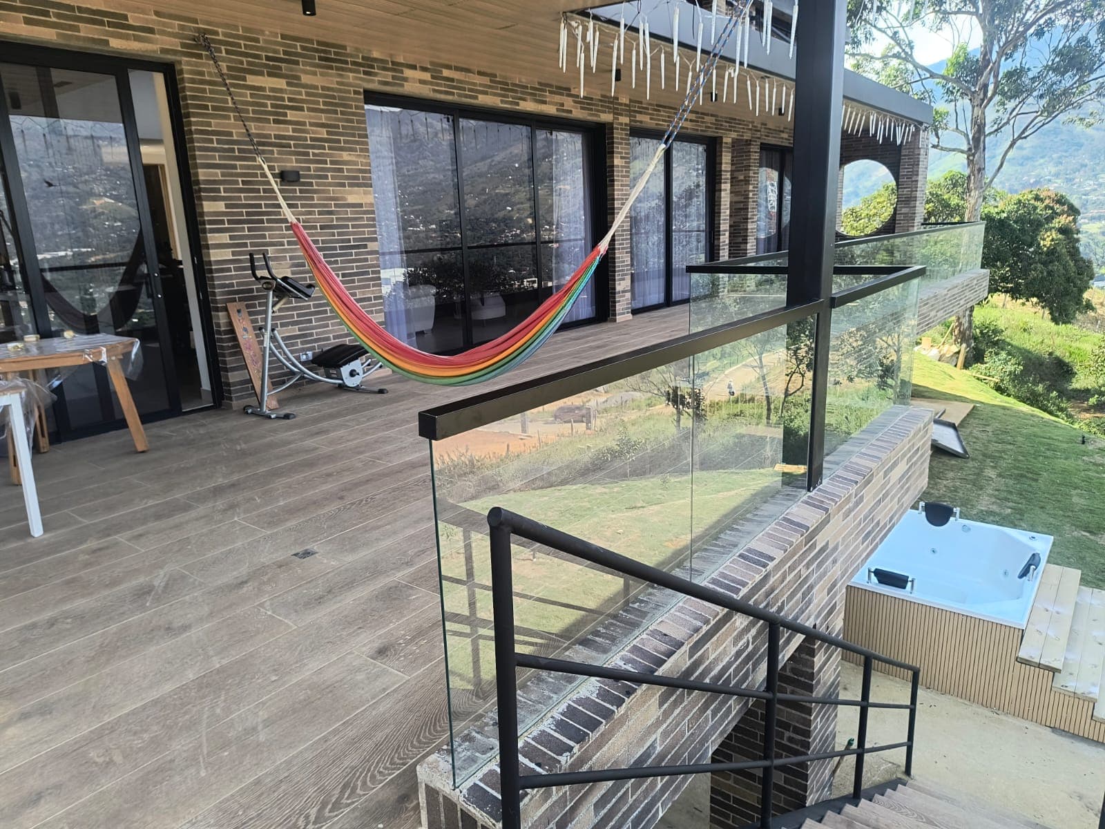 Terraza con barandal de cristal y estructura metálica