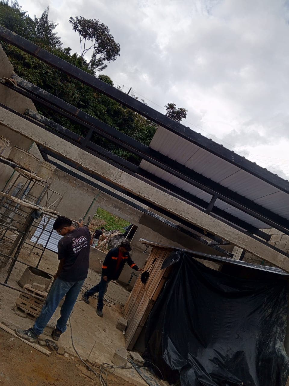 Equipo ArtMetal instalando estructura metálica