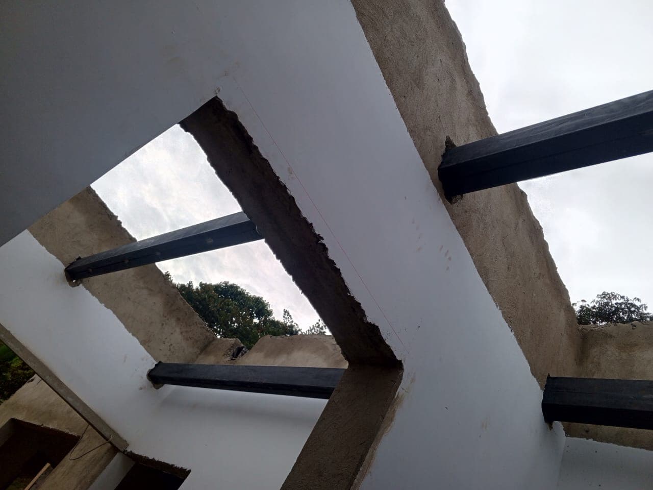 Vigas metálicas estructurales sobre muro