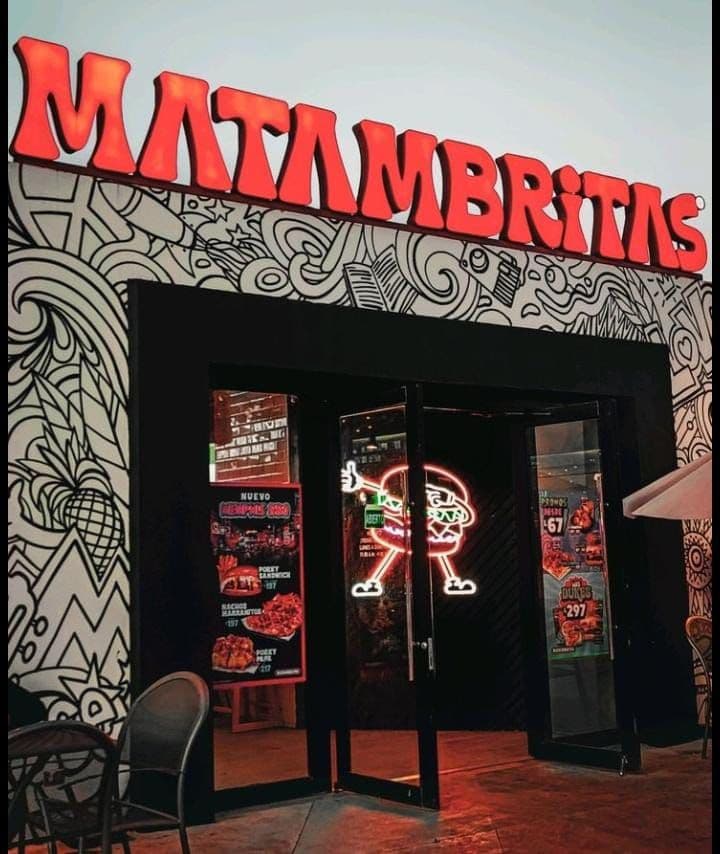Fachada Matambritas con aviso corpóreo iluminado